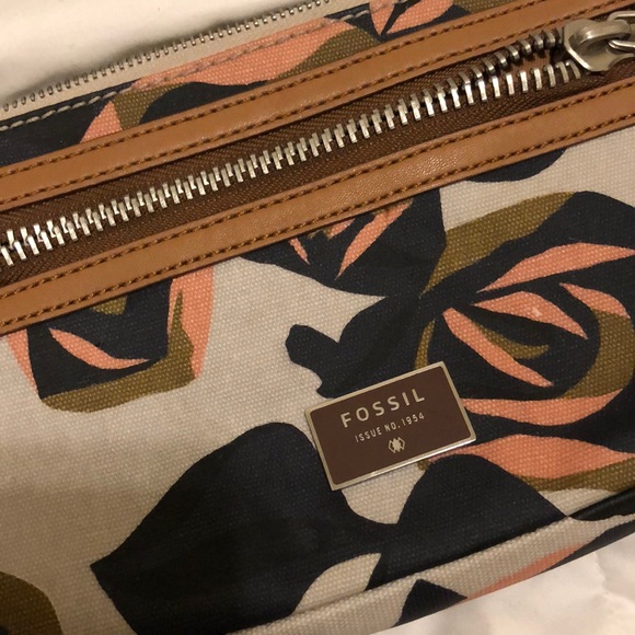 Fossil Crossbody Purse - Picture 2 of 6